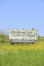 Sign 'Hande weg von unserer Heimat'