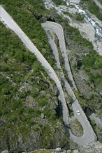 Serpentine curves of the Trollstigen