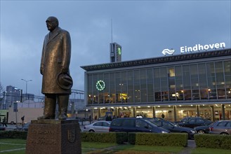 Statue of Anton Philips in front of the main railway station