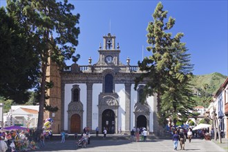 Sunday market at the Basilica de Nuestra Senora del Pino