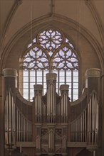 Cathedral organ in the eastern transept with rosette window