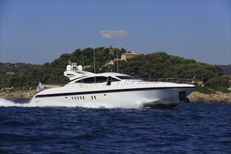 Overmarine Motor Yacht Melody Nelson crosses at Cap Ferrat