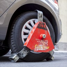 Wheel clamp on a vehicle