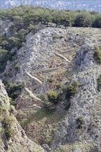 Descent into the gorge of Aradena