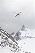 Supplies are carried by helicopter in a transport net to the Cavardiras hut