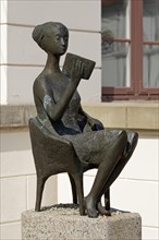 Sculpture of a reading woman in front of the Eutin State Library