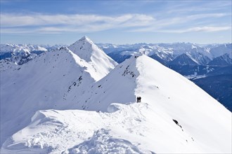 Ski tourers ascending to the Ellesspitze in the Val di Fleres
