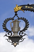 Hanging sign of the restaurant 'Gasthaus Zur Silbernen Kanne'