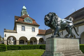 Bath houses and bronze sculpture 'Walking Lion' by Heinrich Jobst