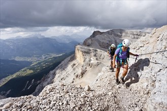 Mountain climbers ascending Cunturines-Spitze Mountain