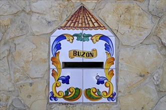Tiled mailbox labelled 'Buzon'