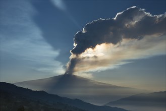 Eruption column above the new southeast crater in the morning