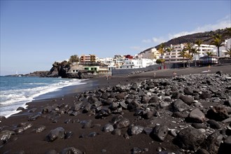 Beach with black sand and the village of Puerto Naos