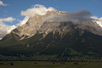 Evening light on the Wetterstein Mountains above the Ehrwalder Becken valley