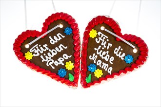 Gingerbread hearts with the writing 'Fuer den lieben Papa' and 'Fuer die liebe Mama'