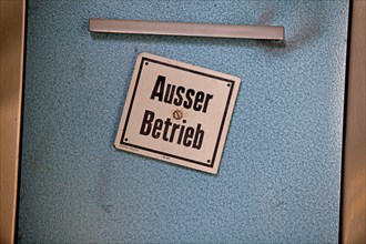Garbage disposal unit displaying the message 'Ausser Betrieb'