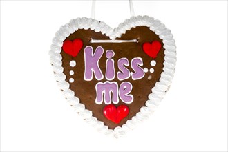 Gingerbread heart with the writing 'Kiss me'