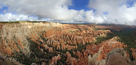 View from Bryce Point Lookout over Bryce Amphitheater
