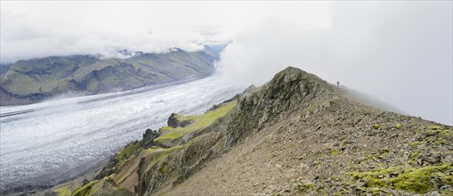 Glacier tongue of Skaftafellsjoekull glacier and the summit ridge of Kristinartindar Mountain