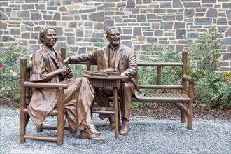 Bronze statues Franklin D. Roosevelt and Eleonor Roosevelt