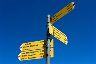 Signposts for hiking routes at the Cabane des Audannes