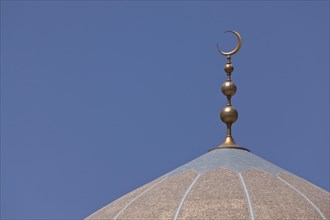 Golden crescent moon on top of a mosque