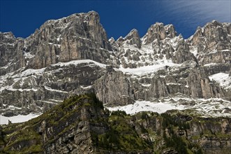 Steep cliffs above the Urnerboden alp