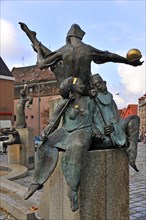 Statues on the Gauklerbrunnen well by artist Harro Frey