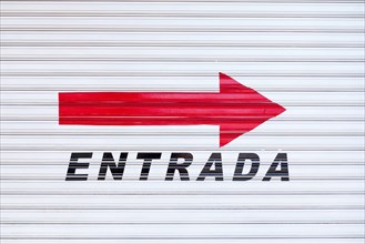 Red arrow and lettering 'entrada'