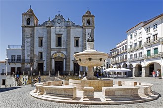 Fountain on the market square Praca do Giraldo in front of the church Igreja de Santo Antao