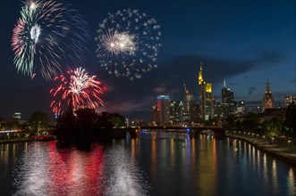 Closing fireworks of the Main Festival in front of the Frankfurt skyline