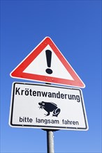 Warning sign with the message 'Kroetenwanderung