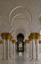 The columns and arches of the archway surrounding the courtyard of Sheikh Zayed Grand Mosque