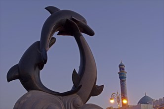 The dolphin statue and the minaret of the Rasool Azam Mosque