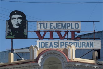 Socialist slogan with a portrait of Che Guevara