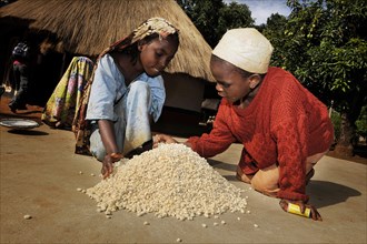 Children helping to prepare food in the village of Idool