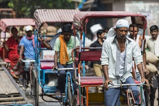 Cycle rickshaws queuing up on crowded Khari Baoli Road