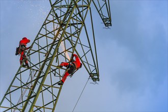 Two assembly fitters working on a pylon