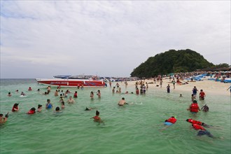 Numerous tourists on the beach of Khai Nai Island