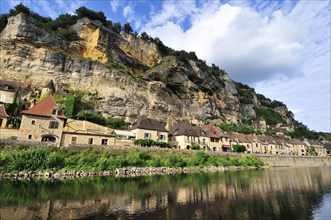 The village of La Roque-Gageac hugging the cliff