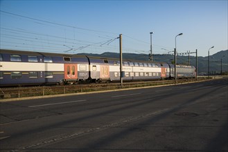 SBB train at the dam en route to Rapperswil