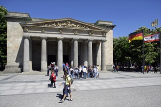 Tourists in front of Neue Wache