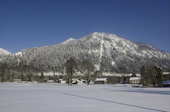 Winter morning in the village of Walchensee