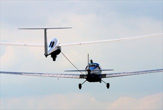 Samburo motor glider towing a Ventus glider