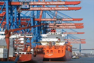 Container ships and feeder vessels at HHLA Container Terminal Altenwerder