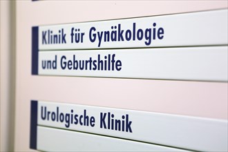Sign 'Klinik fuer Gynaekologie und Geburtshilfe