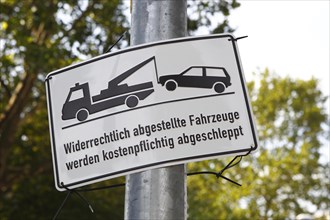 Temporarily attached sign in German for a tow-away zone
