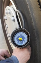 Tyre pressure measurement on a truck