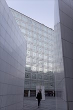 Facade with computer-controlled apertures