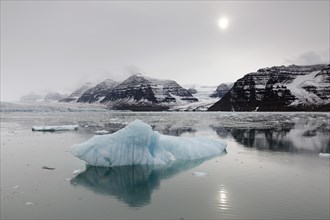 Reflection of icebergs